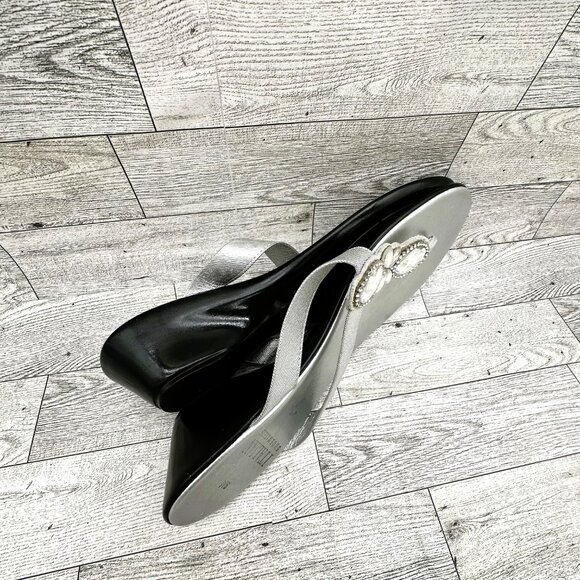 Italian Shoemaker Women's Thong Flip Flop Sandals w/ Gems, Size 9M - Picture 3 of 7